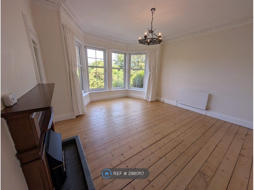 Property photo 3 of 18 Spacious Living Room