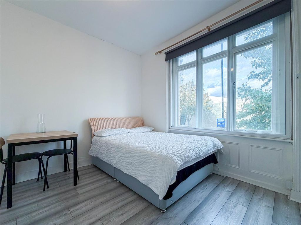 Property photo 2 of 5 Bed Area-2.Jpg