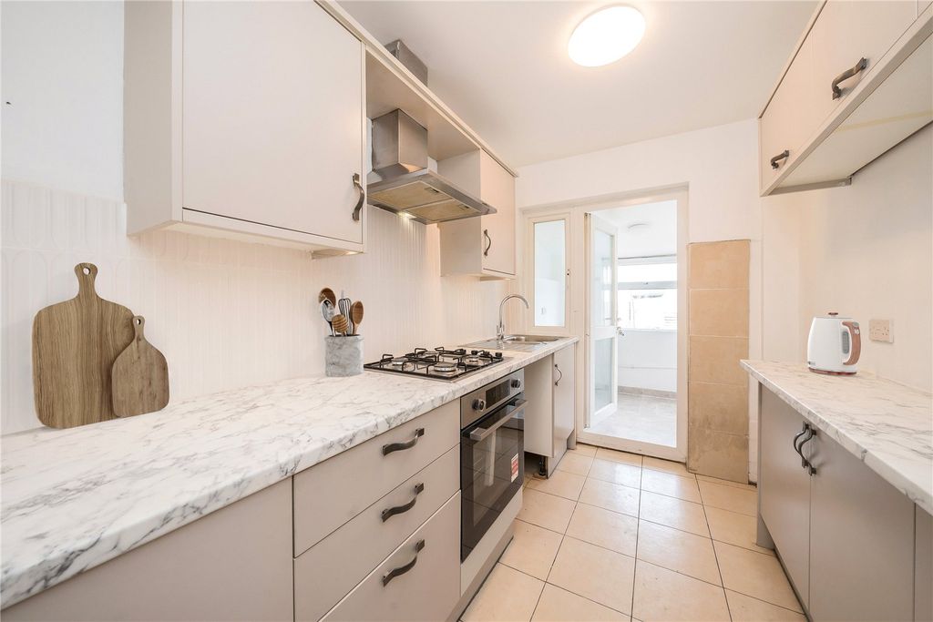 Property photo 3 of 6 Kitchen