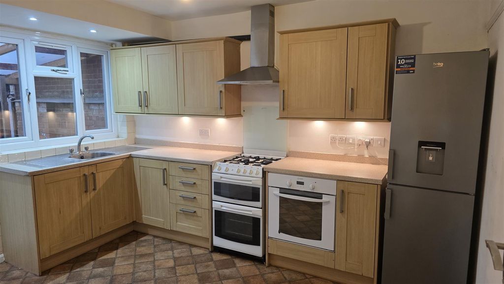 Property photo 3 of 8 20251029_142228.Jpg