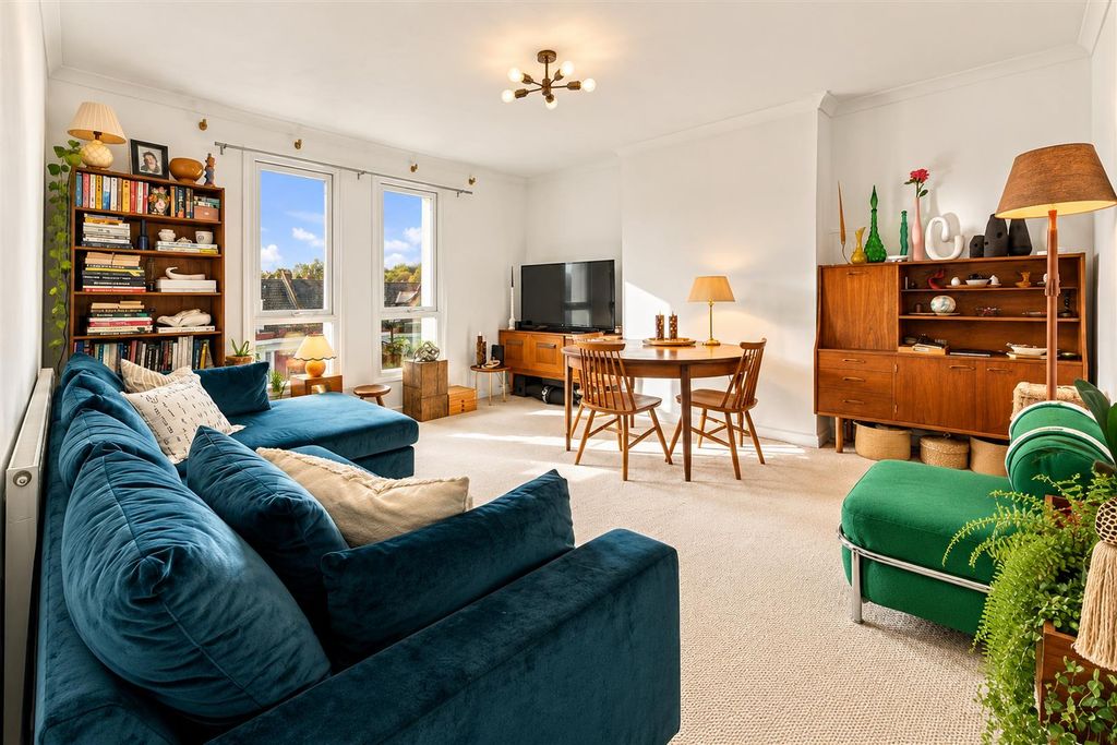 Property photo 1 of 11 Living Room