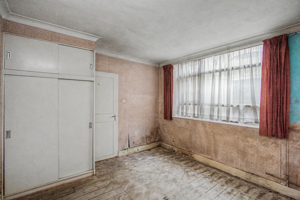 Property photo 2 of 11 Flat E, 96 Gloucester Street, London, Sw1V 4Ed
