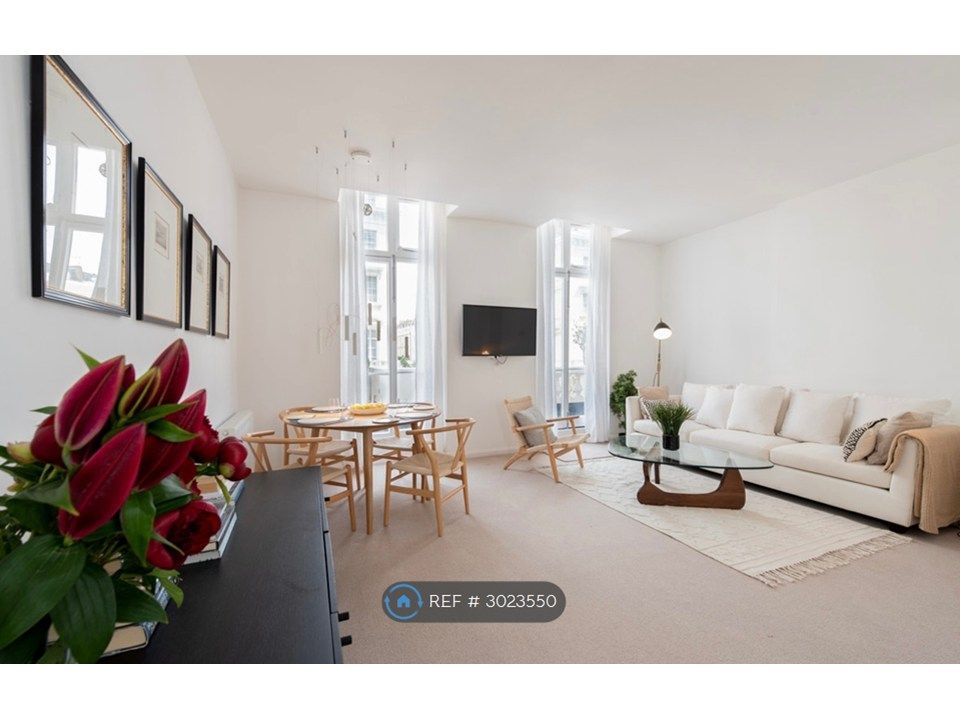 Property photo 1 of 15 Spacious And Light Flooded Living Room