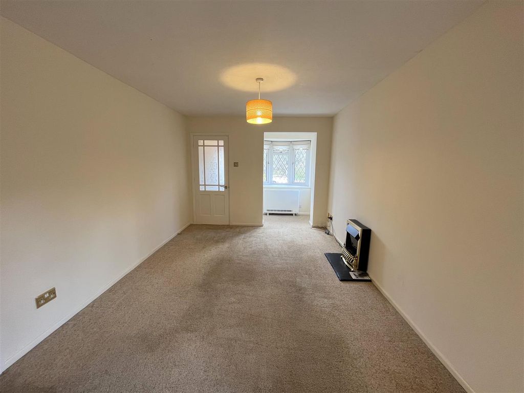 Property photo 3 of 16 Lounge