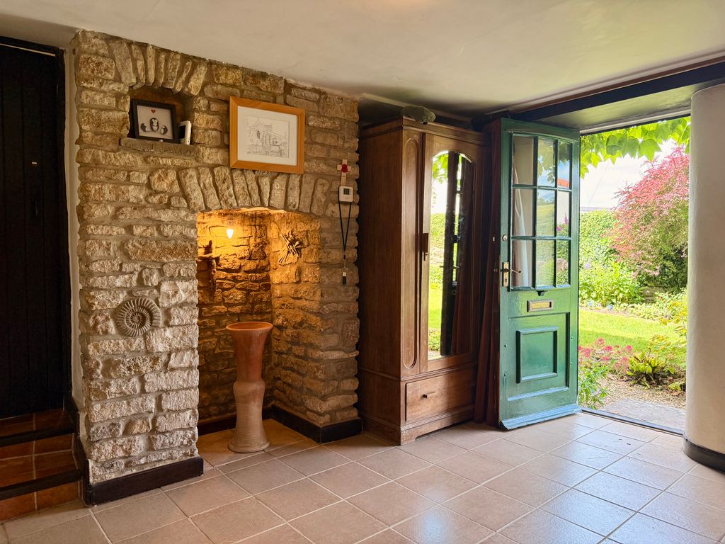 Property photo 2 of 19 Entrance Hall