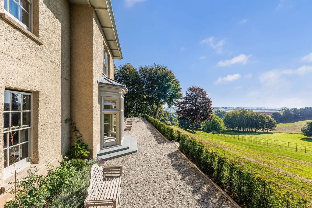 Property photo 2 of 19 Shobooke House