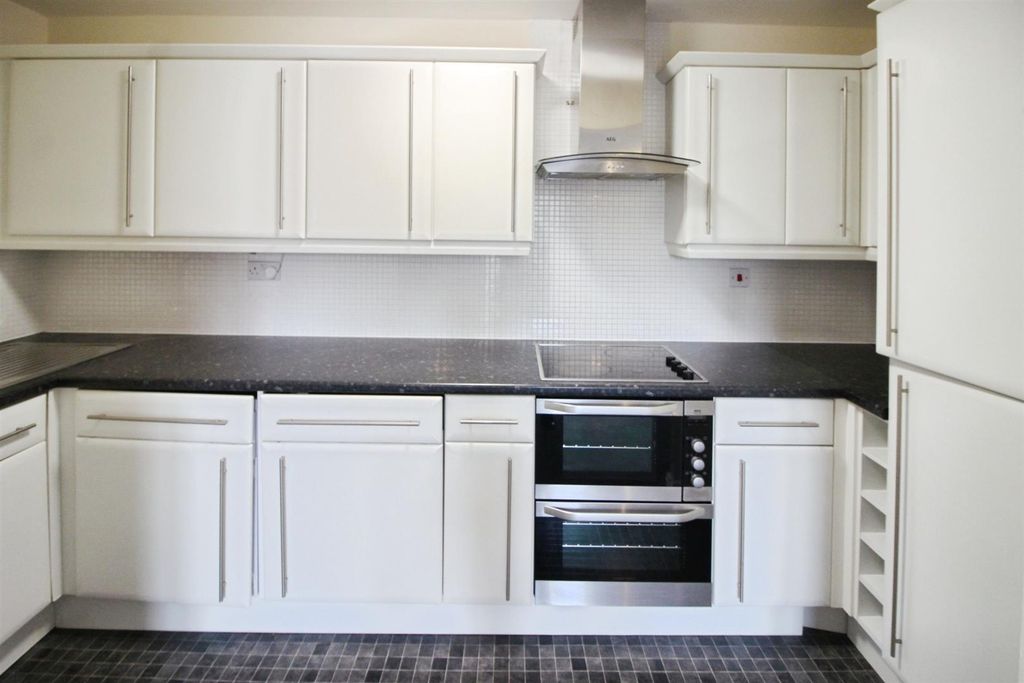 Property photo 3 of 11 Kitchen