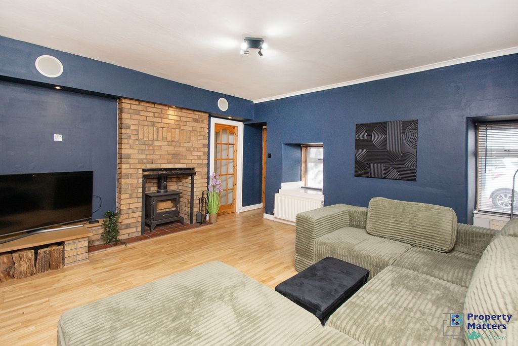 Property photo 3 of 15 Lounge