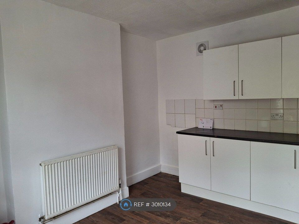 Property photo 3 of 14 Kitchen 1