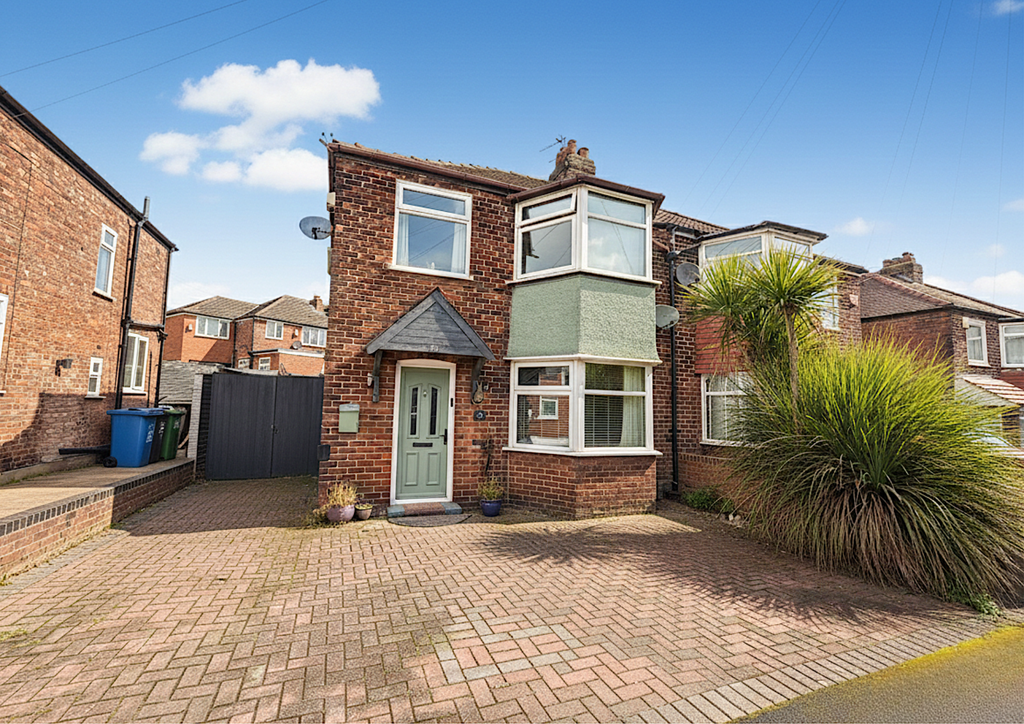 Property photo 1 of 17 Hilltop Grove, Whitefield, M45 8Fq