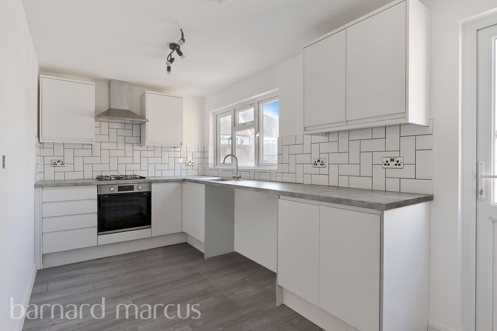 Property photo 3 of 8 Kitchen