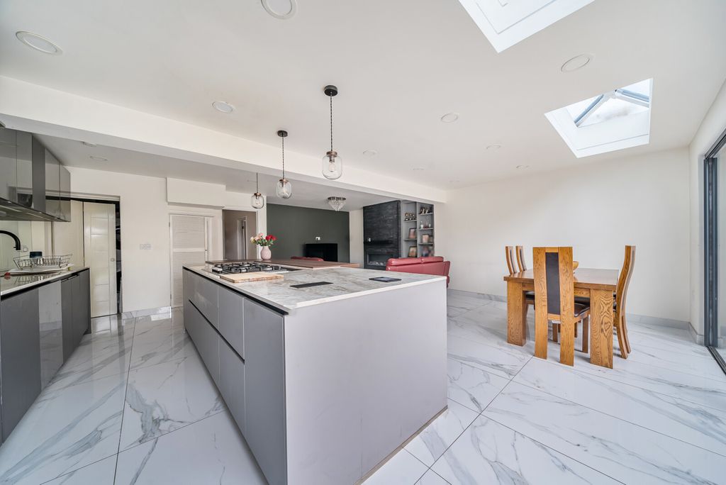 Property photo 2 of 14 1375717-5-690Dde4...