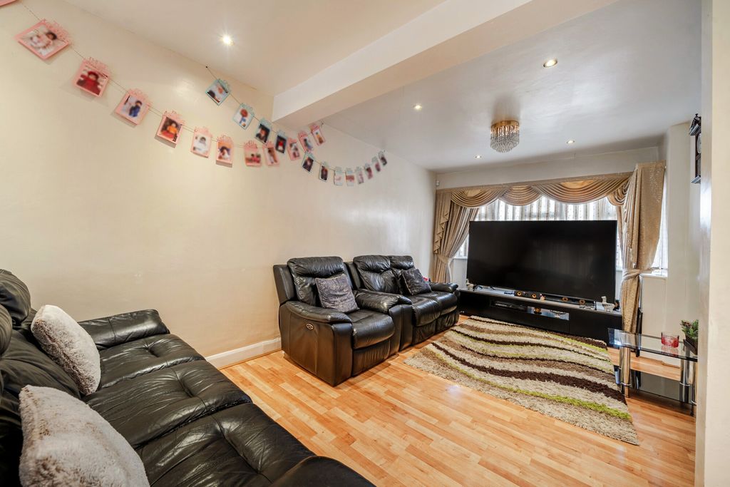 Property photo 2 of 18 Lounge