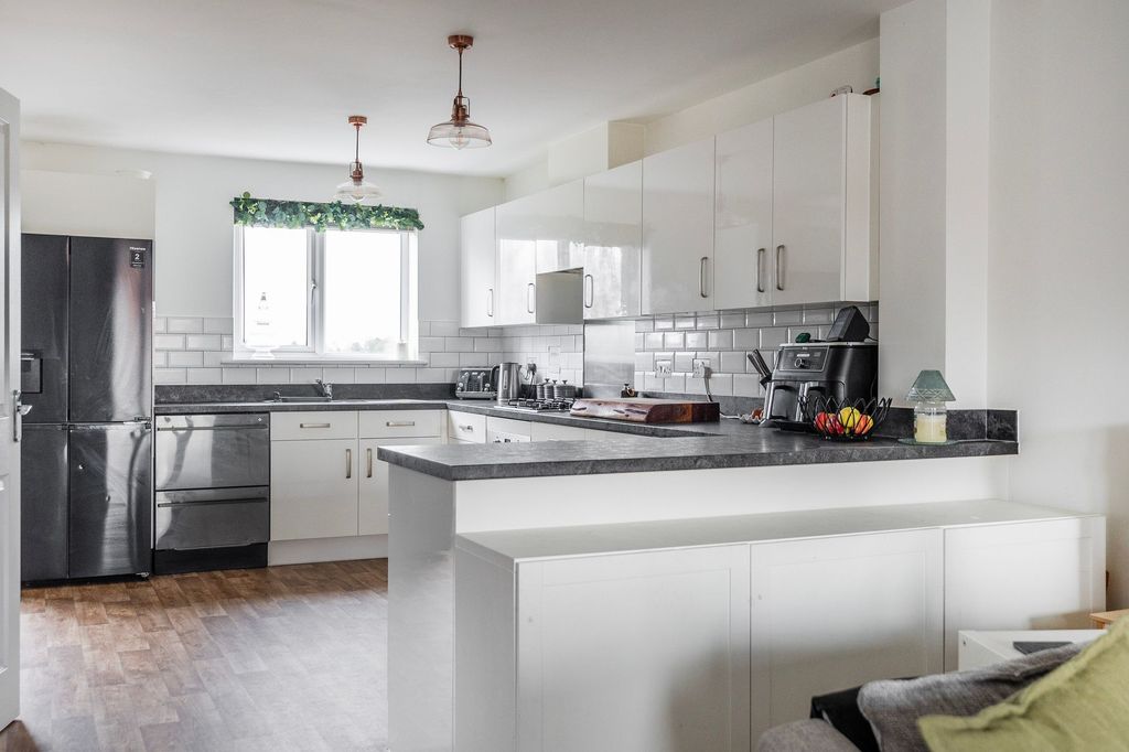 Property photo 2 of 21