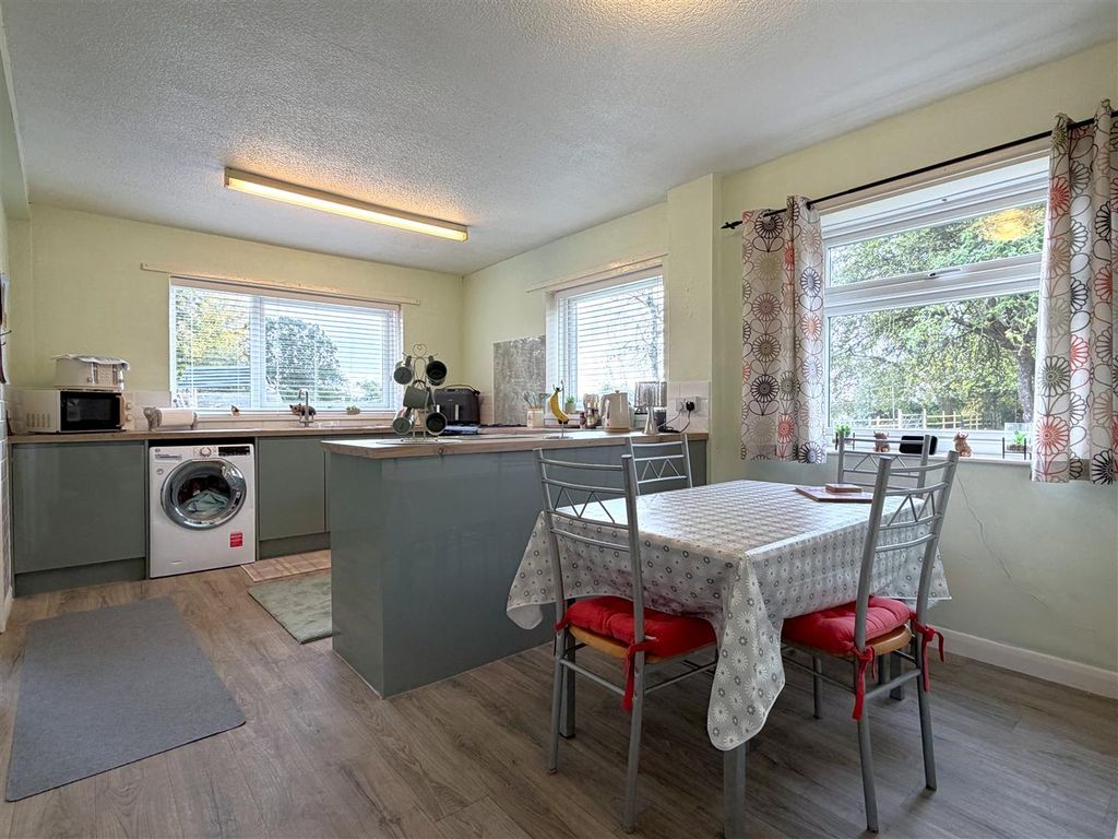 Property photo 3 of 27 Spacious Dining Kitchen 160