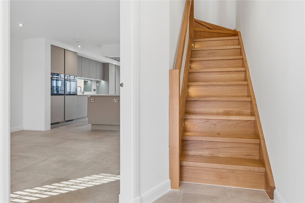 Property photo 3 of 42 Entrance Hall