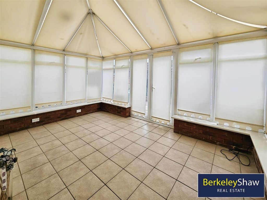 Property photo 2 of 10 Conservatory