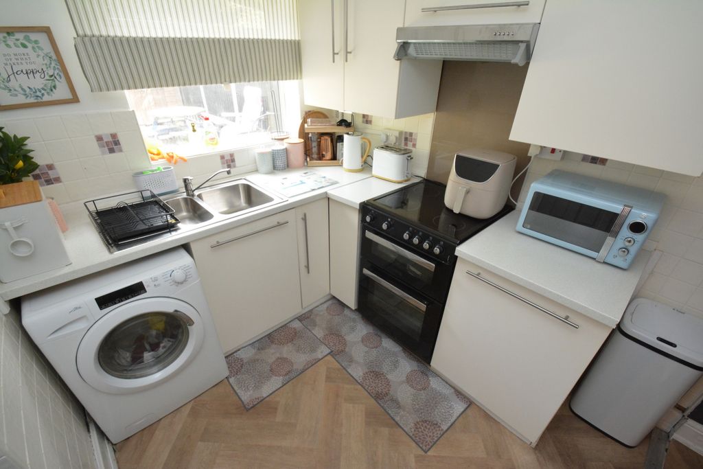 Property photo 3 of 11 Kitchen