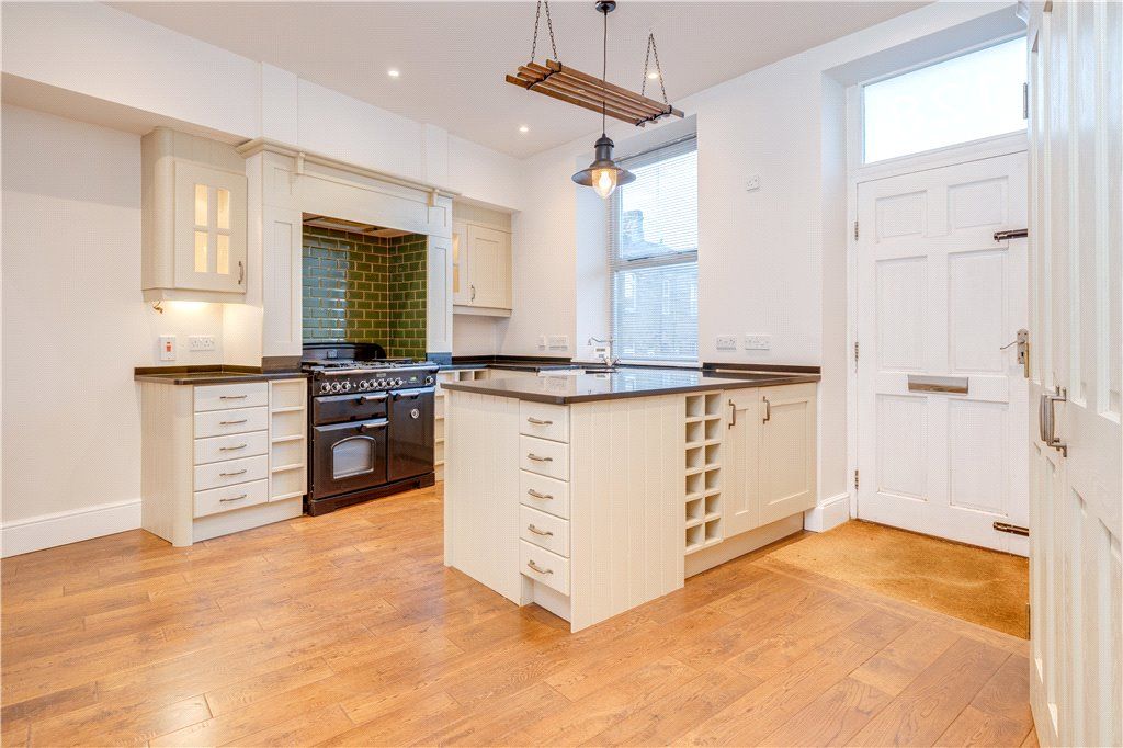 Property photo 3 of 17 Dining Kitchen