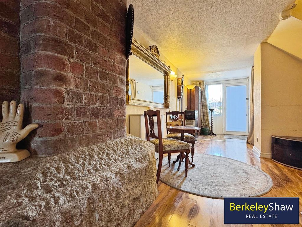 Property photo 3 of 21 Entrance Hall