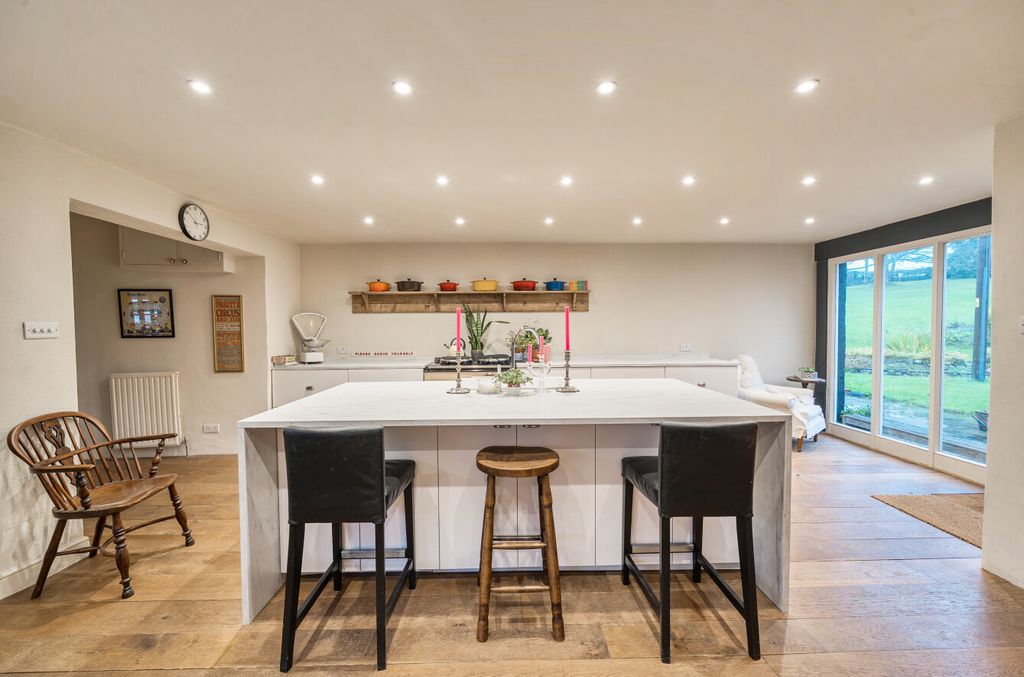 Property photo 3 of 32 1369380-8-690A2F0...