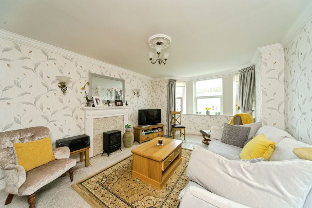 Property photo 2 of 17 Photo