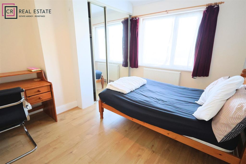 Property photo 3 of 11 Bedroom Pic 2