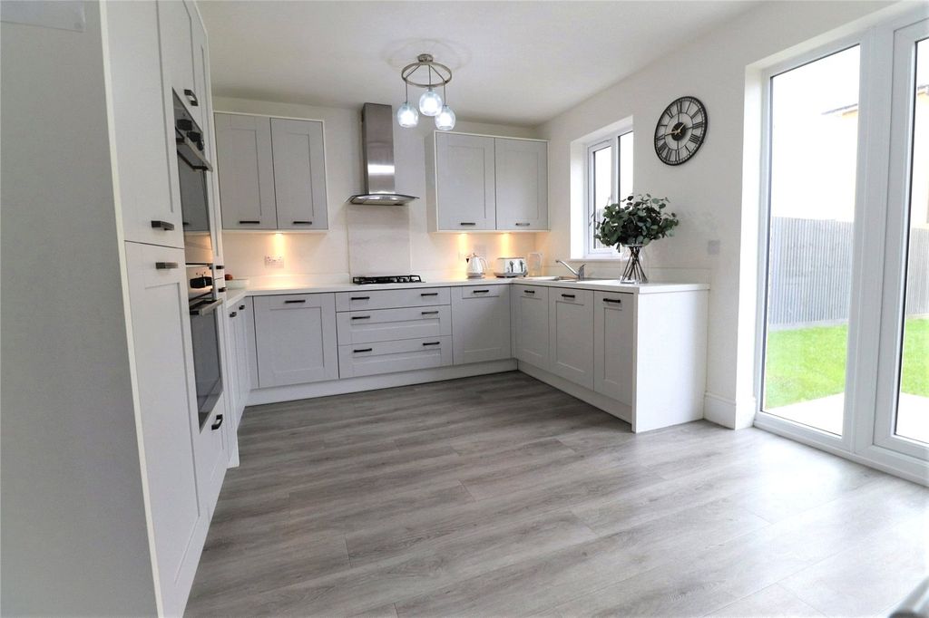 Property photo 3 of 18 Kitchen