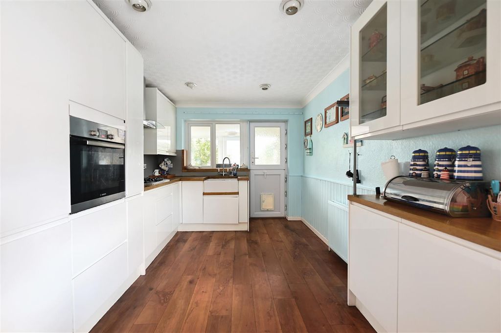 Property photo 2 of 10 Kitchen