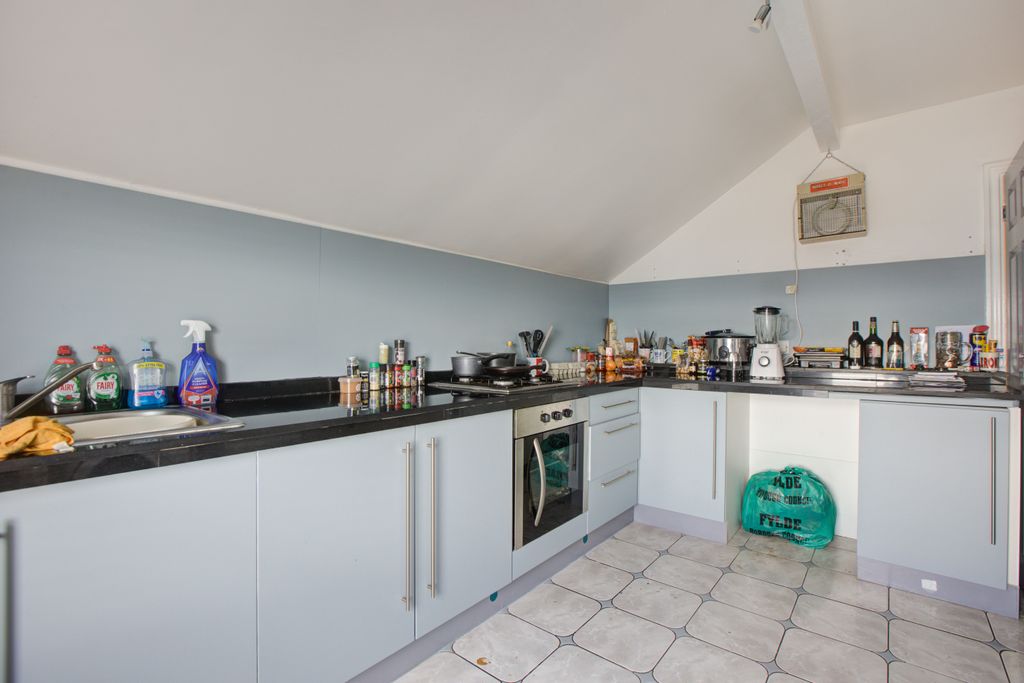 Property photo 3 of 11 Kitchen