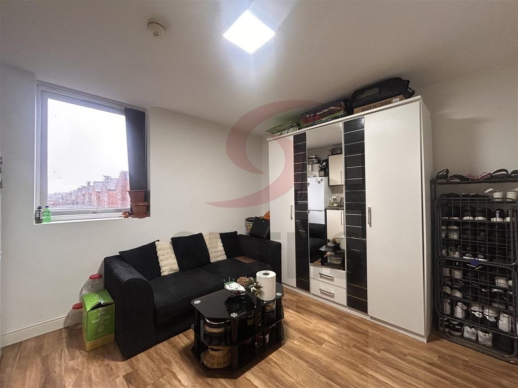 Property photo 3 of 8 Lounge/Kitchen