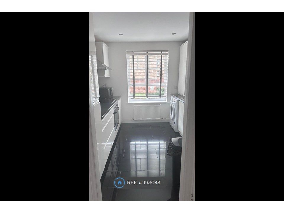 Property photo 3 of 12 Kitchen 1