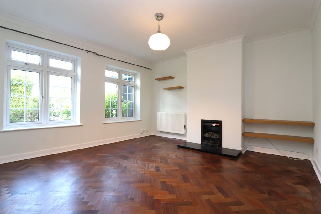 Property photo 2 of 9 8 Osborne Court Living Room