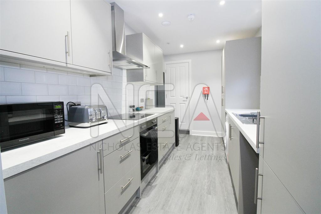 Property photo 3 of 6 Kitchen