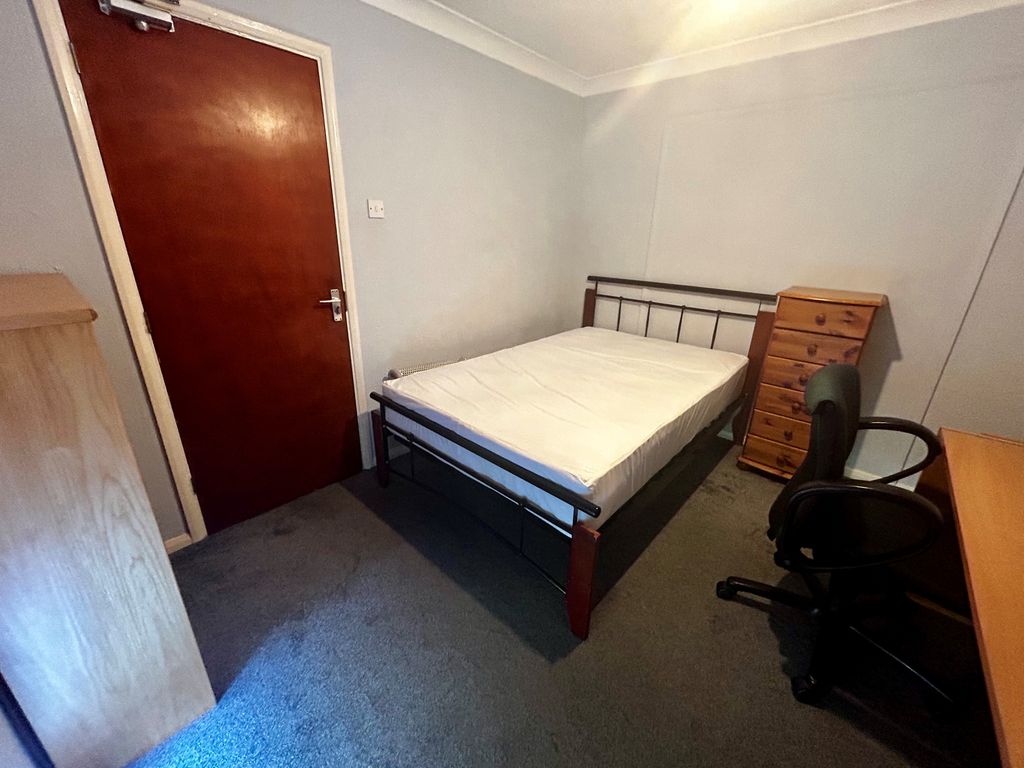 Property photo 3 of 8 Room 1, 58 Barlows 2