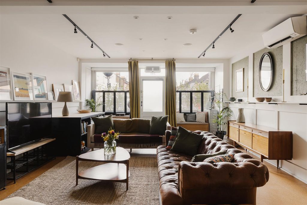 Property photo 3 of 39 Francis Road, E17