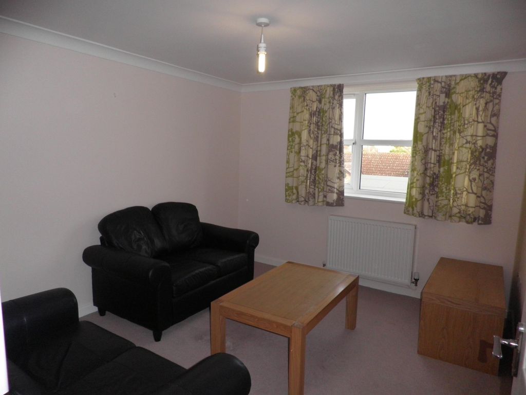 Property photo 3 of 6 Living Room