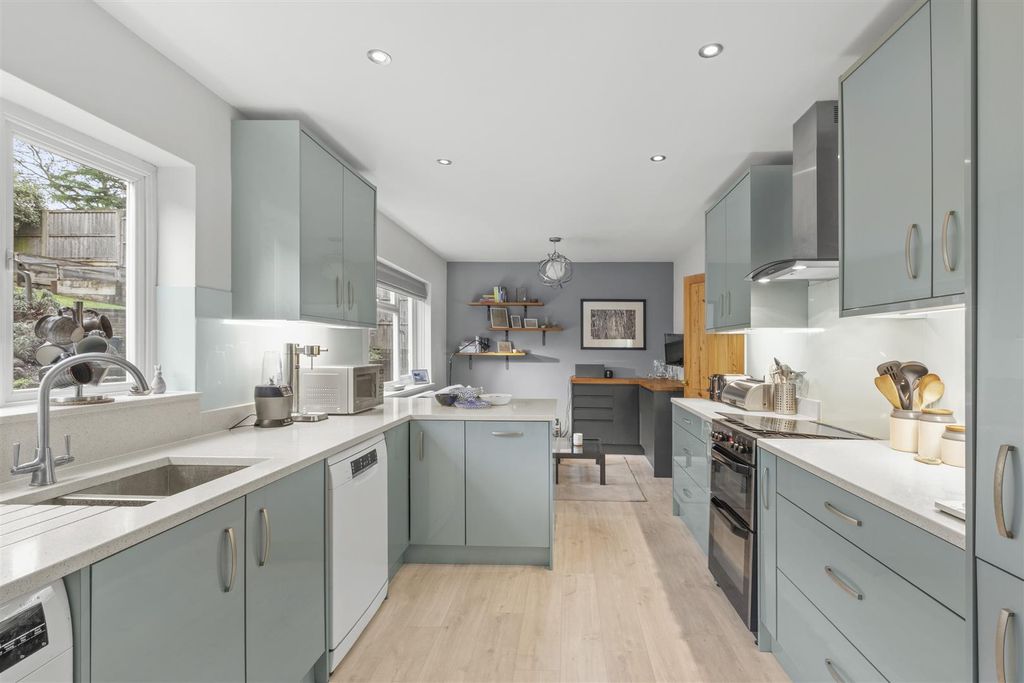 Property photo 3 of 15 23 Rye View, Hp13 6Hl-11.Jpg