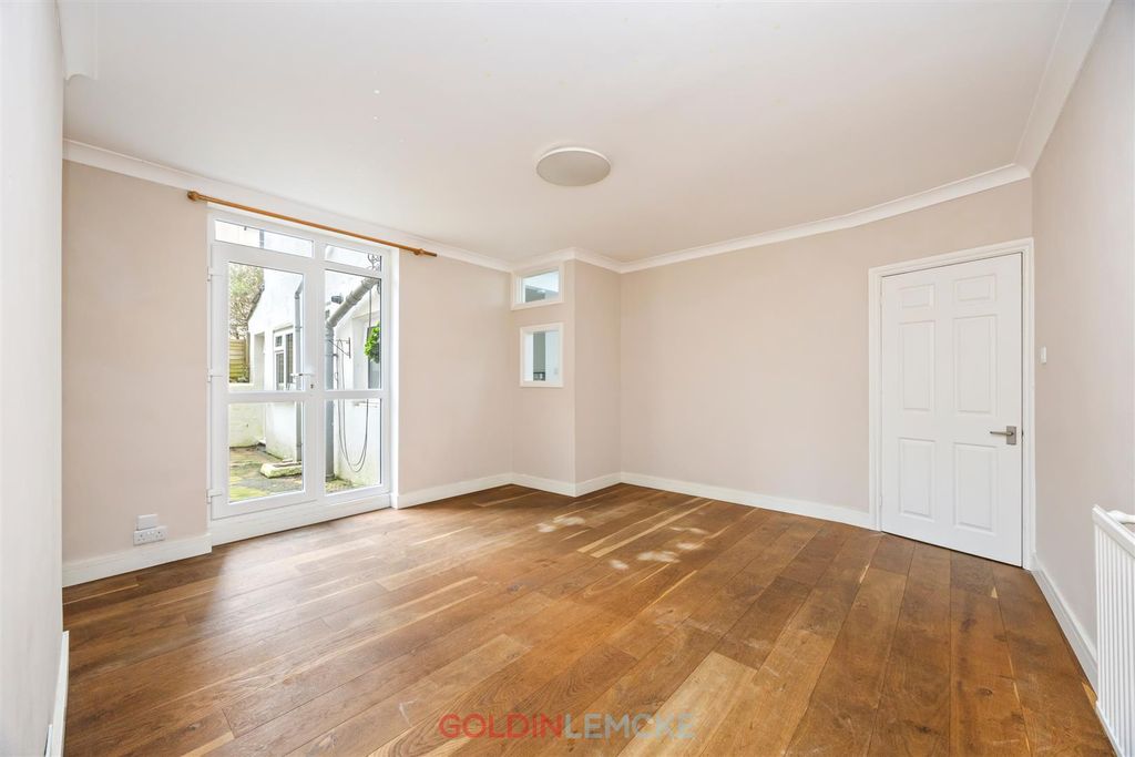 Property photo 3 of 10 Lounge