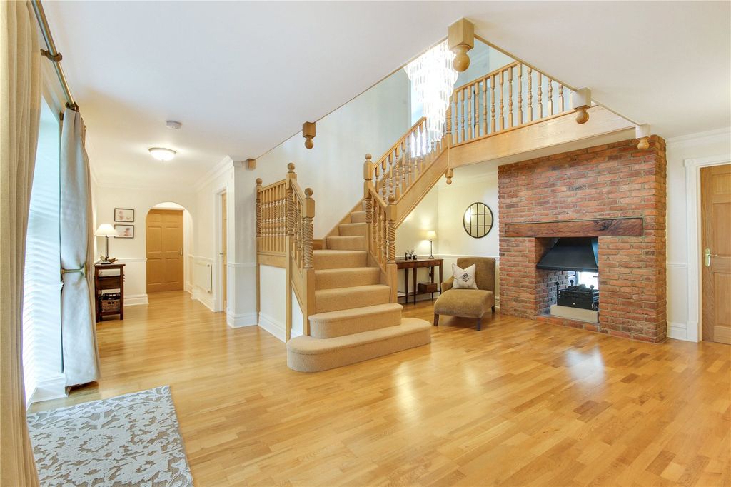 Property photo 3 of 21 Entrance Hall