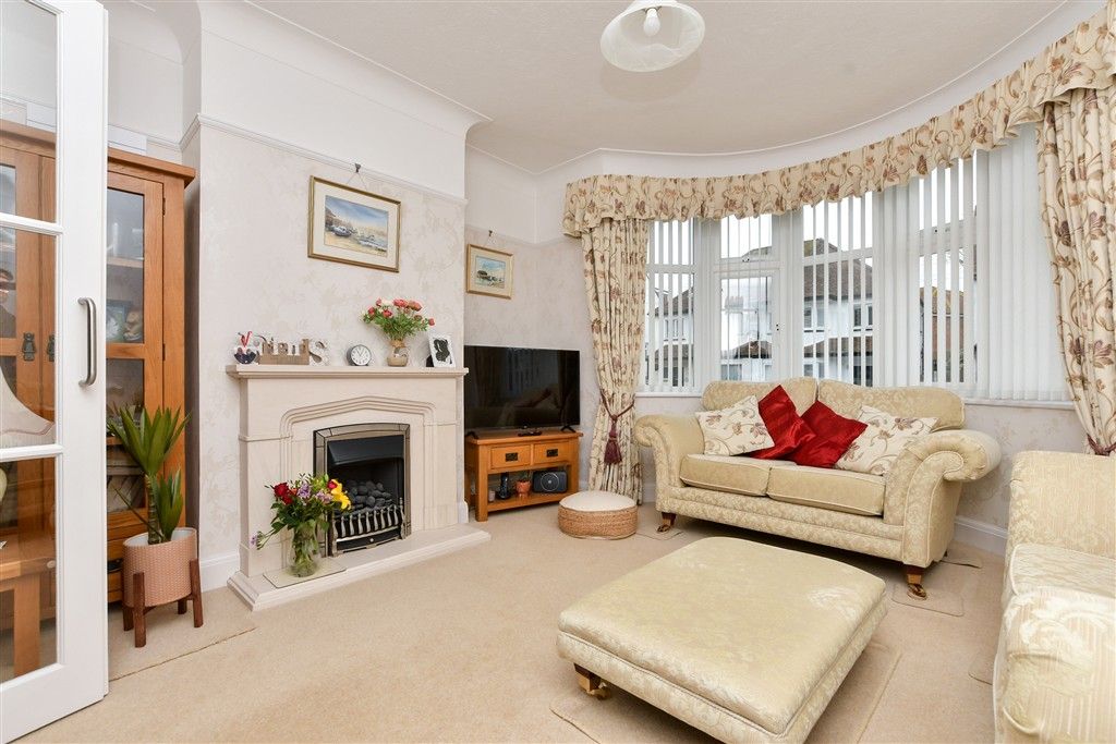 Property photo 3 of 13 Lounge