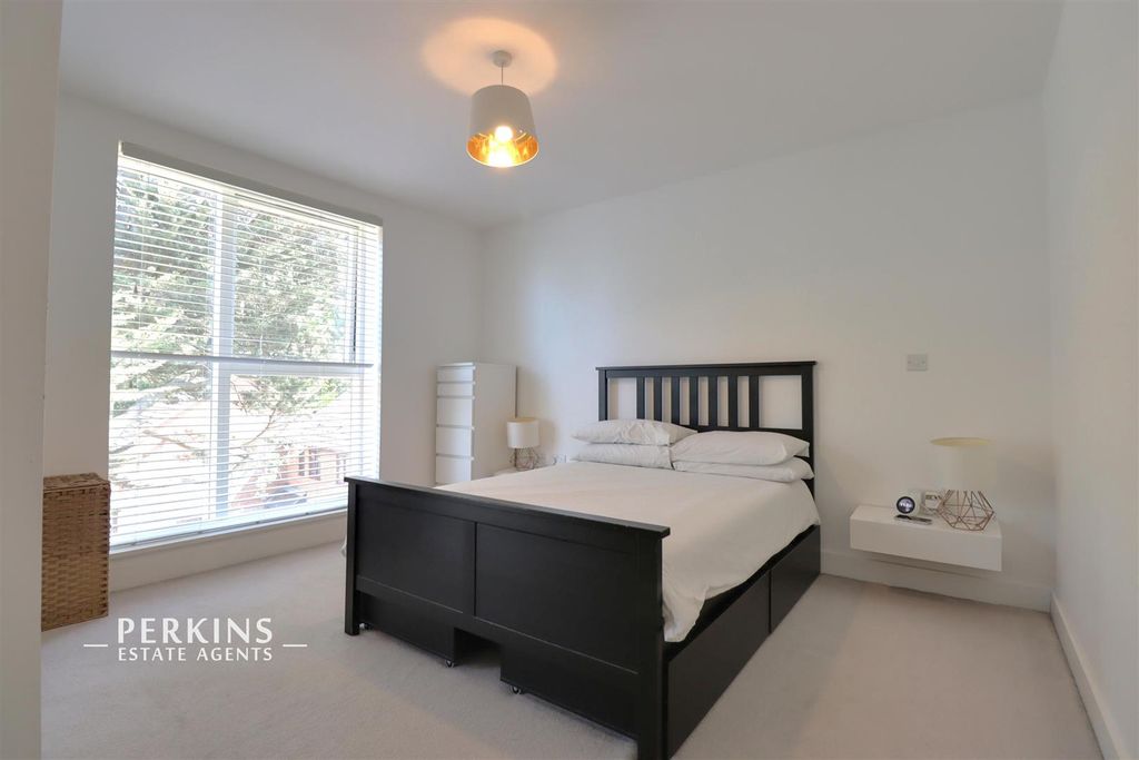 Property photo 3 of 5 Bed.Jpg