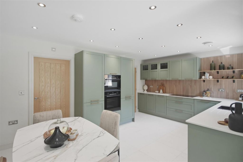 Property photo 3 of 15 Kitchen?2Fdining?2Ffamily?20Room.Jpg