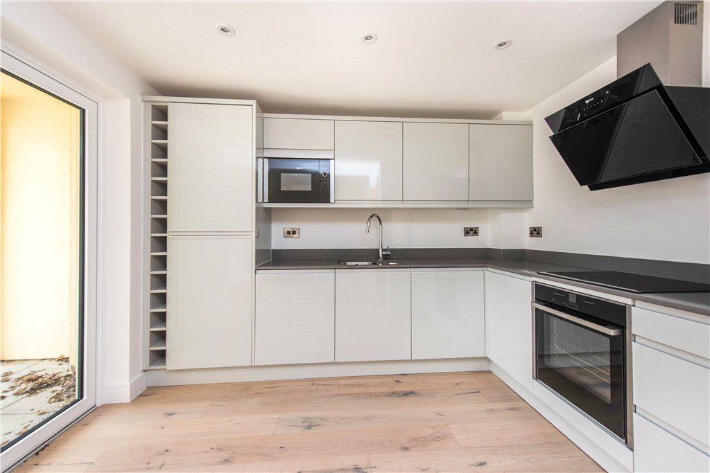 Property photo 3 of 11 Kitchen