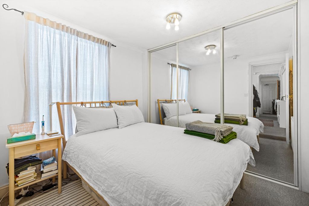 Property photo 2 of 7 Bedroom