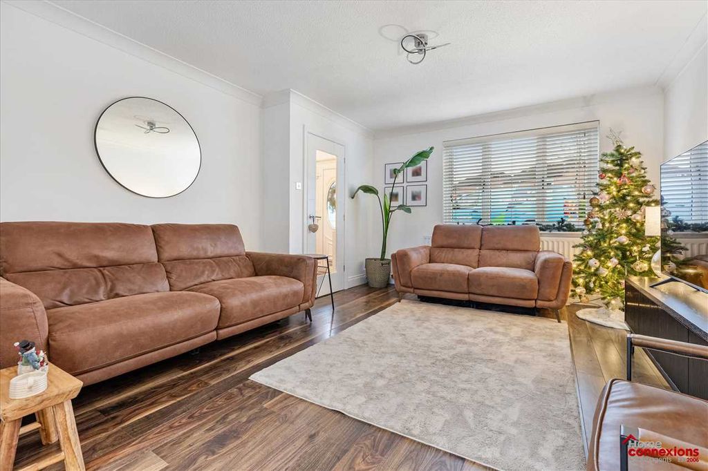 Property photo 2 of 26 Lounge (1)