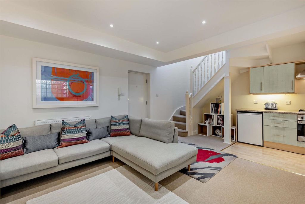 Property photo 2 of 13 8672973-Interior07-800.Jpg