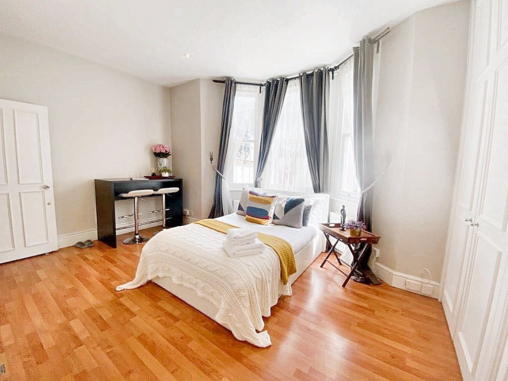 Property photo 1 of 6 Studio To Rent