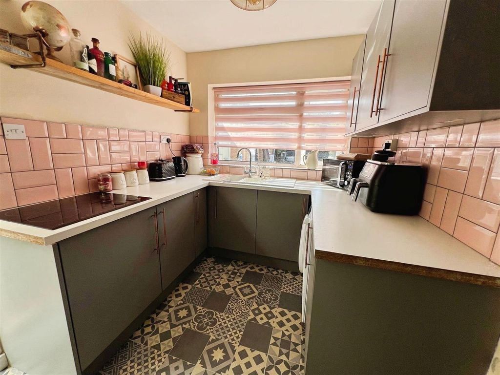 Property photo 2 of 9 Kitchen