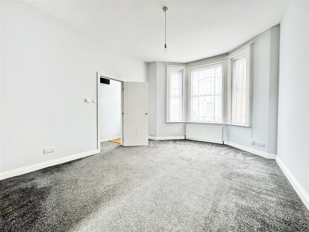 Property photo 2 of 33